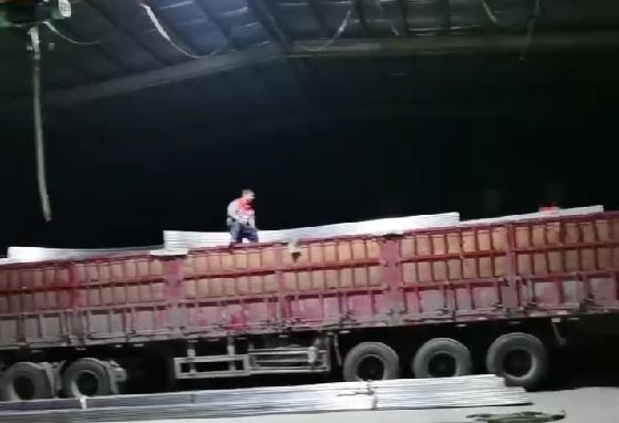 天黑了，發貨裝車依然加班進行中，服務好更多的客戶